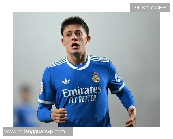 报导：切尔西预备参加抢夺西甲中场球员门多萨的队伍